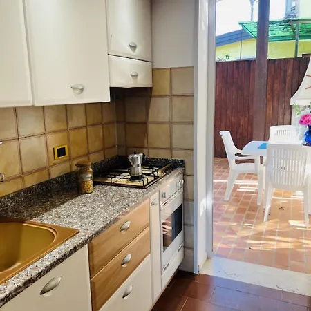 Lovely With Spacious Garden ביביונה